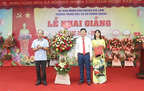 Trường THCS Dương Quang quyết tâm đoàn kết phấn đấu vươn lên, thực hiện tốt lời dạy của Bác Hồ trong năm học mới.